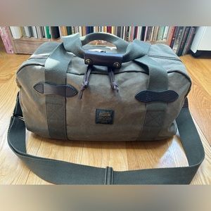 Filson Tin Cloth duffle. Small Otter green. Very good condition. Best offer